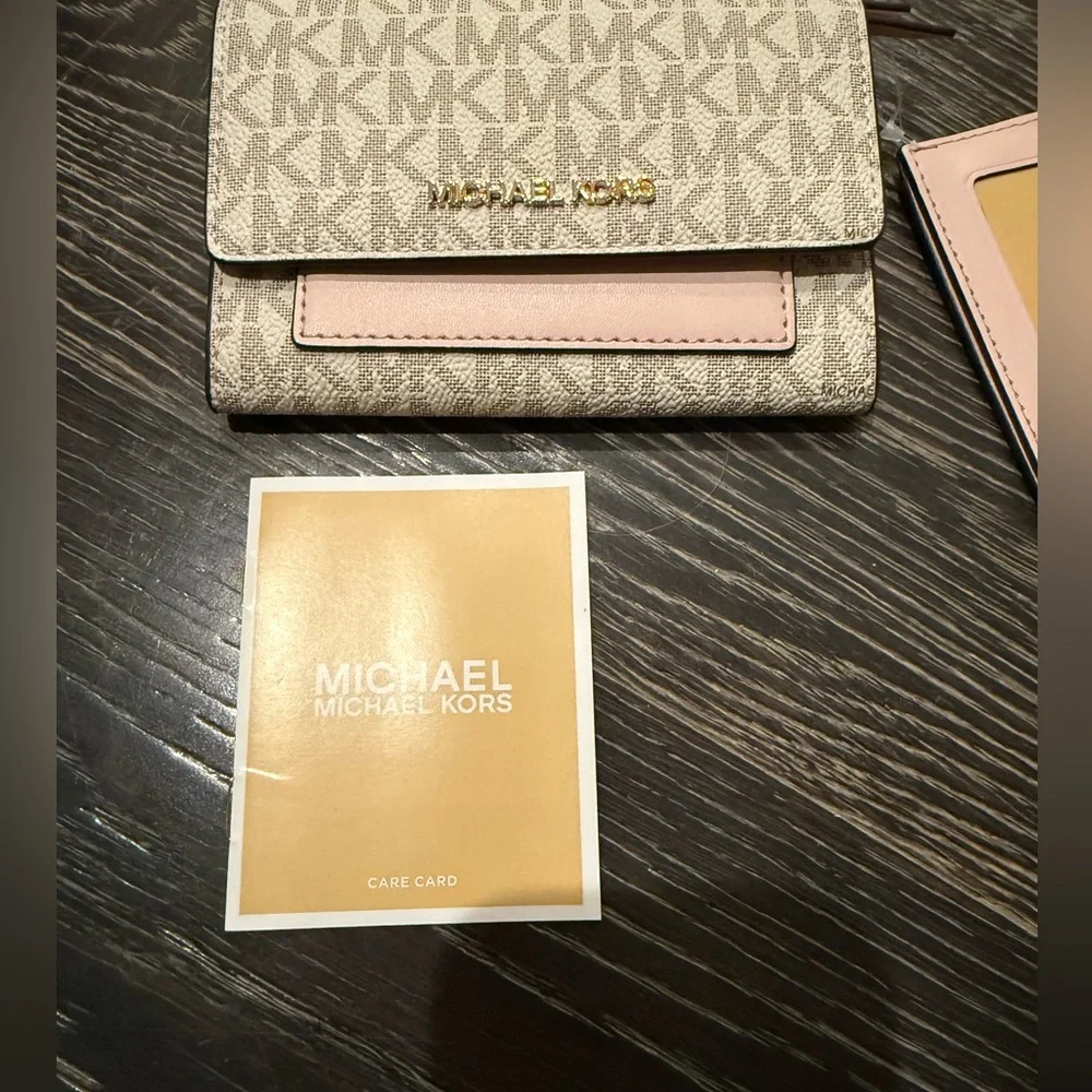 Jet Set Medium Signature Logo 2-in-1 Wallet - Picture 7 of 10